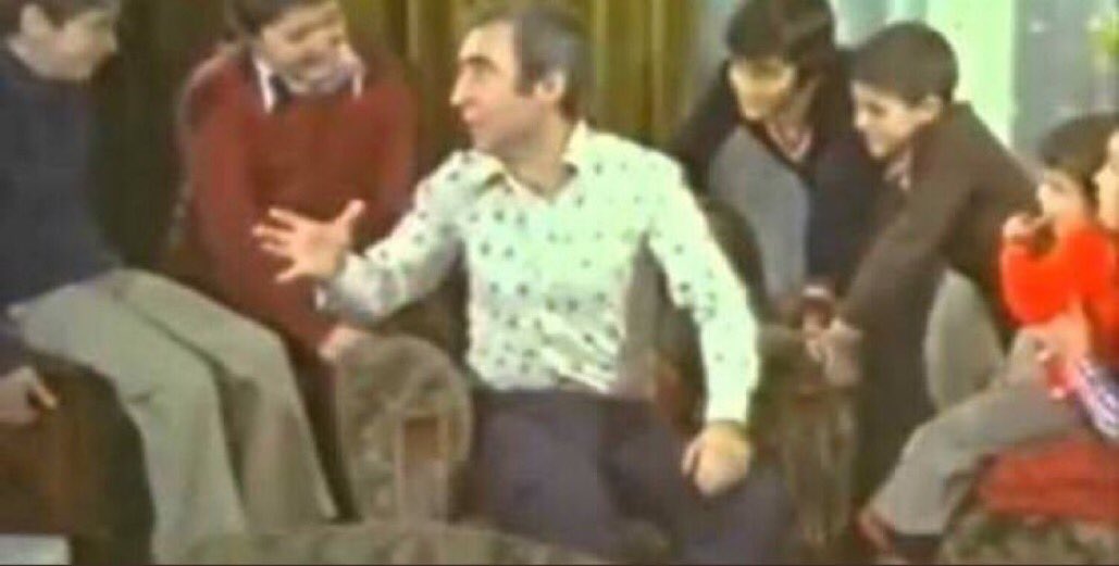 Yıl 2070* 
+ Elazığ'da deprem oldu.
- ee
+ Avusturlya da orman yandı.
- ee? 
+ Derken çinde virüs çıktı tüm dünyaya yayıldı. 
- sonra 
+ Tüm dünya virüsle mücadele etmeye çalıştı halk sokağa çıkamıyordu 
- ee
+virüsle mücadele ederken bir de ordan #Chernobyl yanmasın mı ?
- ziyaa