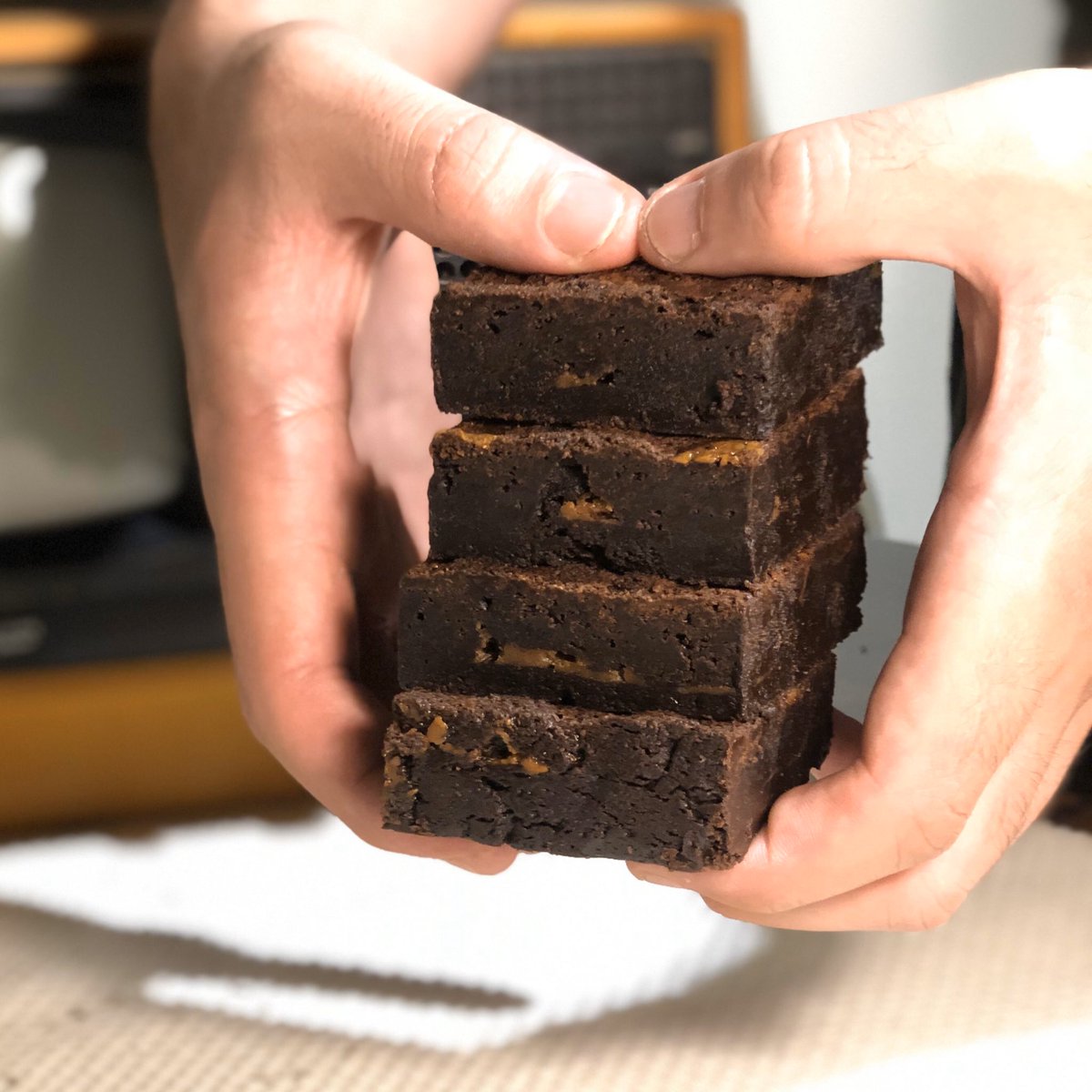 BkkCollective's tweet photo. Caramel Fudge Brownie ชิ้นละ 240 บาท #spacebrownie #บราวนี่ #กัญชา 
#เมนูกักตัวchallenge #เมนูกักตัว #อร่อย #อร่อยบอกต่อ #อร่อยไปแดก #น้ําใจคนไทย #เราไม่ทิ้งกัน @aroii รับประกันความแรง 💥 สนใจสั่งซื้อ กด https://t.co/dy7ZaxZQ7w ได้จ้าา จัดส่งทั่วประเทศ🤪🤙🏻🤙🏻 https://t.co/KUk5qVIK2c