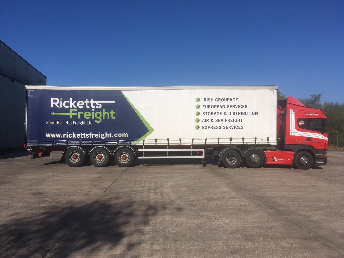 CarnforthOwl's tweet photo. @rickettsfreight trailer washed &amp; looking good in the sunshine down at St Helens this morning 🚛 https://t.co/k8xa4BZMpV