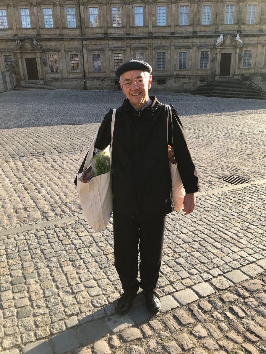 In der #Coronakrise läuft auch im Bamberger Bischofshaus nicht alles wie üblich. <a href="/BischofSchick/">Erzbischof em. Ludwig Schick</a> erledigt derzeit die regelmäßigen Einkäufe für sich und die zwei Ordensfrauen, die im Bischofshaus leben, wobei er natürlich auf gesunde Kost und regionale Produkte achtet.