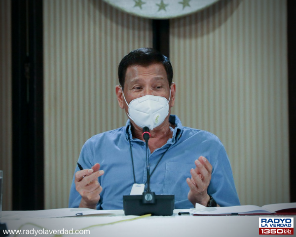 RadyoLaVerdad's tweet photo. Nagbabala si Pang. Rodrigo Duterte sa mga ospital na tumatangging tumanggap ng pasyente. 

Nagpaalala rin ito sa mga lokal na pamahalaan na hindi istriktong magpapatupad ng social o physical distancing.

via @rosalie_coz 
https://t.co/rVEWzU8lWe

#COVID19PH 
#COVID19
#coronavirus https://t.co/VWQ3zAJNf4