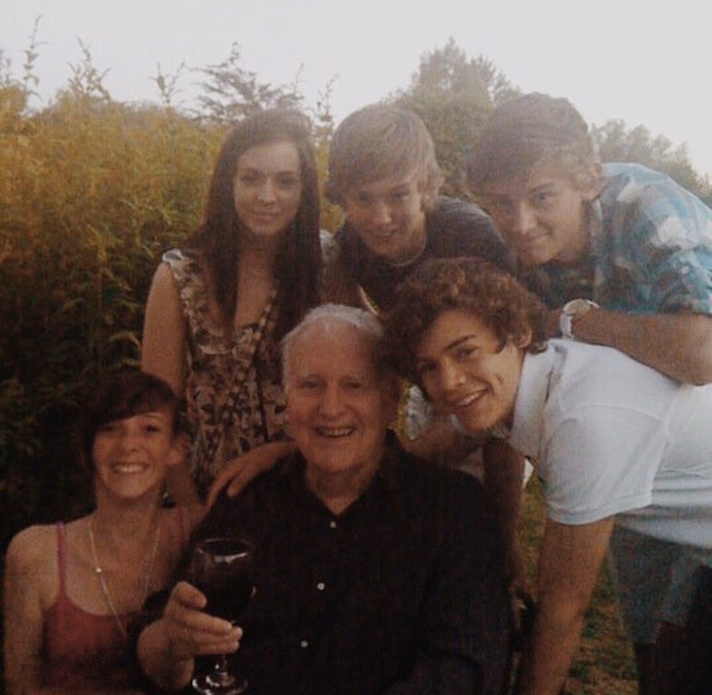 Harry Styles with his family: a thread