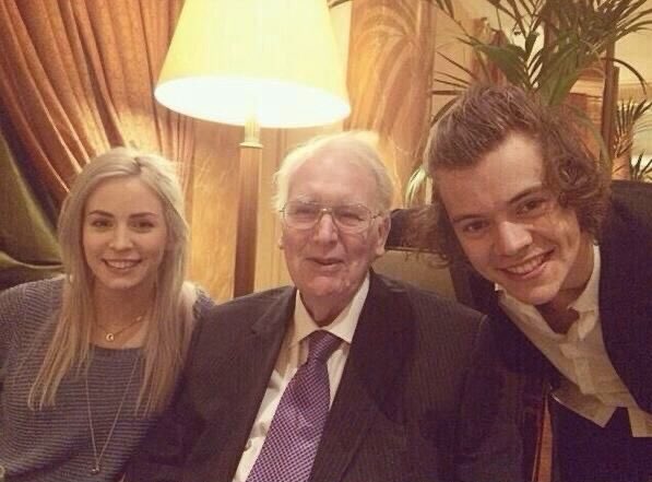 Harry Styles with his family: a thread