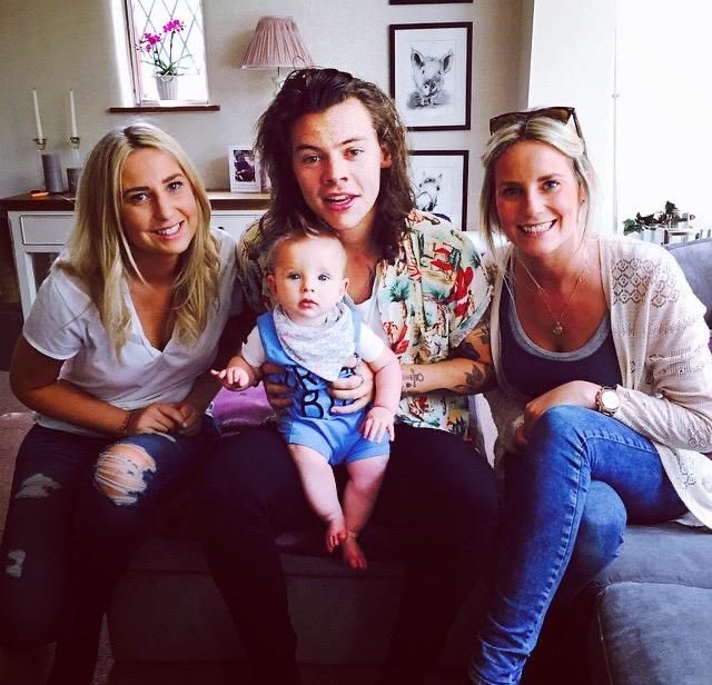 Harry Styles with his family: a thread