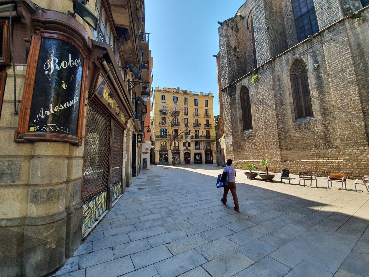 CiutatB's tweet photo. A plaçs Sant Josep Oriol #Gòtic va haver-hi durant molts anys la llibreria Makoki, nascuda a final dels 70's com a espai de referència del còmic i el prolifíc undergound barceloní (1/4) https://t.co/IwuAm2DSrn