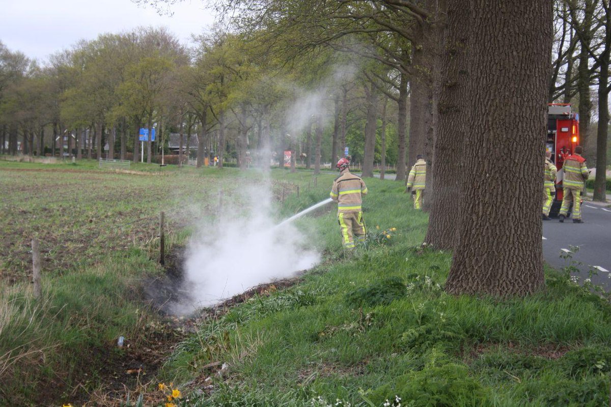 Bermbrand in Schalkhaar snel geblust door brandweer .
