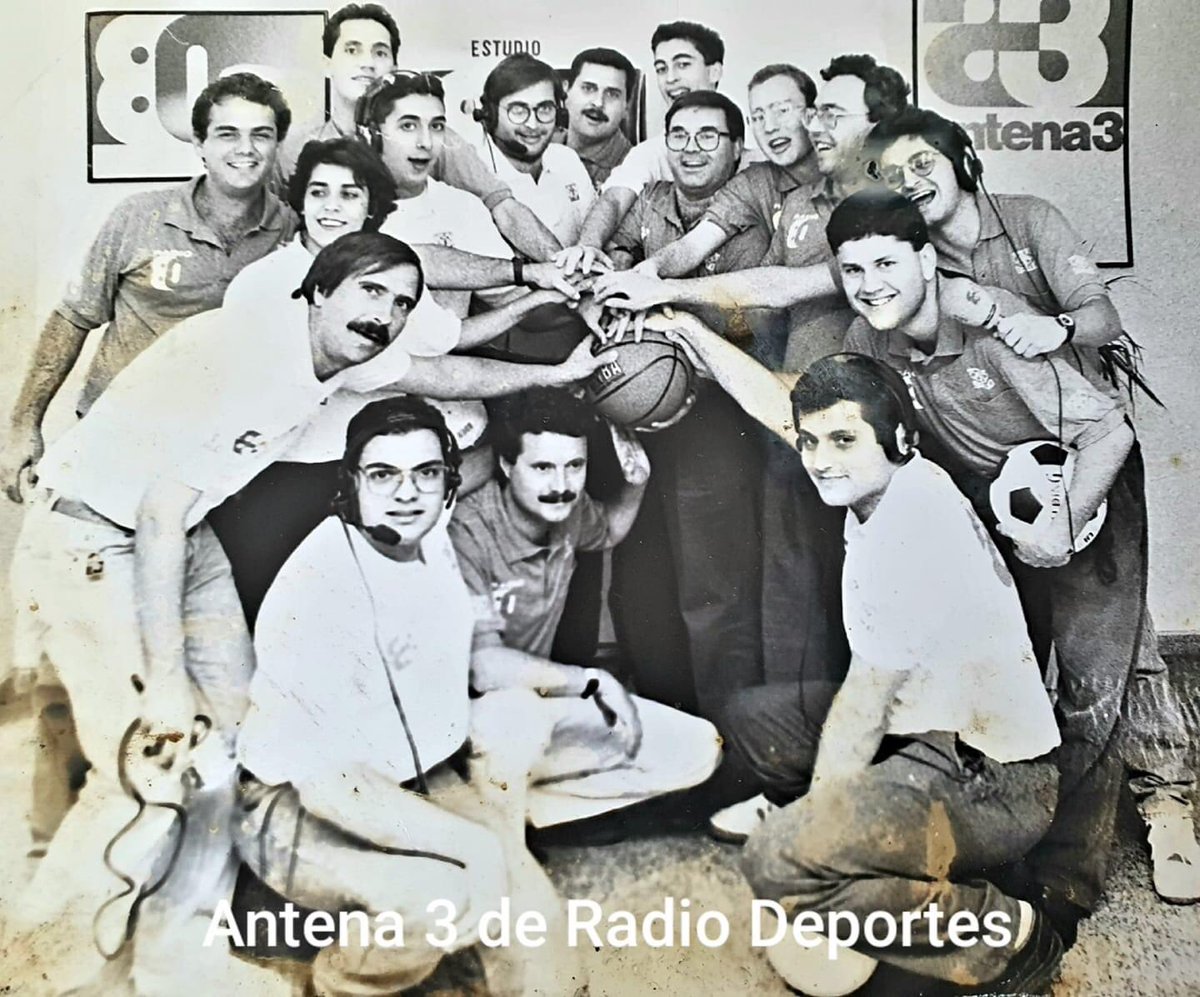 MaverickGold's tweet photo. Cojo prestada esta foto de Gerásimo Rivero del año 1990 con aquel formidable grupo de deportes que formamos en A3Radio..
Castañeda, Ángel Yanes, Rafa Arado, Víctor Padrón, Agustín Arias, Cuco Jérez, José Peraza, Manolo Noda, Javi Soto, Reinaldo Mtnez... 

Años de radio memorables https://t.co/RYjTL8TZbZ