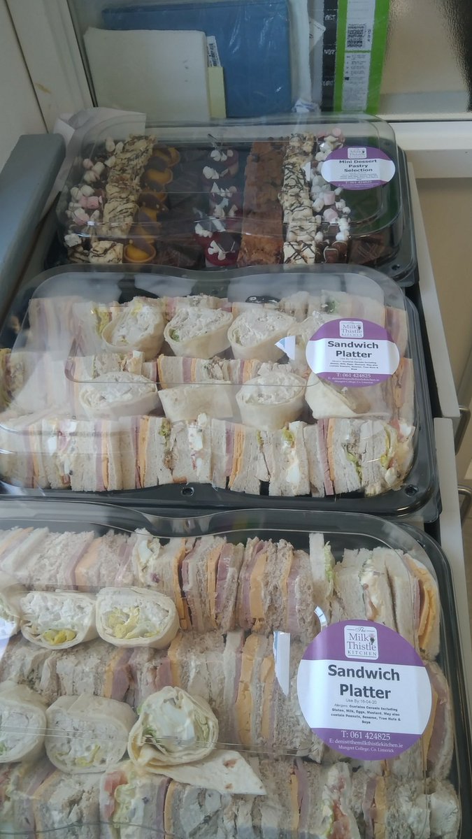 leeshell1984's tweet image. Thanks to cook medical for delivering lunch to ward 3d today 😀😀