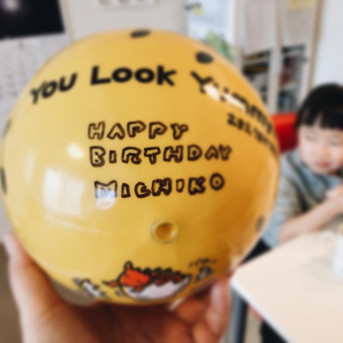 そう。今日はわたしの誕生日?

南キャンの山ちゃんや工藤静香さんと同じ日なのです。

「えほんやさん」のお隣「TATSU'S GALLERY」の宮西達也せんせいが、サインボールをプレゼントしてくださいました?(自慢)

貴重✨
ありがたいことです。

42歳になりました。
1年がはやい‥。 