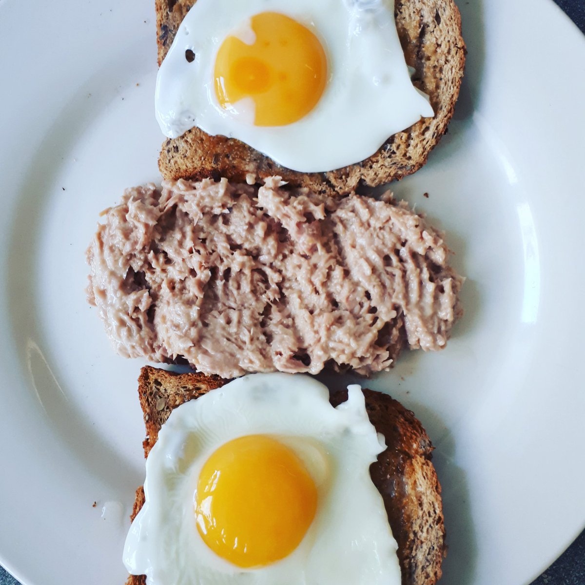 MPB911's tweet image. #brunch = #multiseed #toast #eggs and #tuna with #creamcheese = #578calories  31g carbs, 54g protein, 24g fat  #protein #carbs #selenium #omega3
