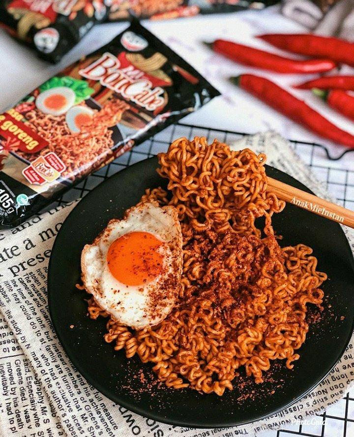 dimscrolls_'s tweet image. Sempat jadi perbincangan masalah bon cabe rasa mie goreng atau mie goreng rasa bon cabe. @Tazkiyyaht please search the fact