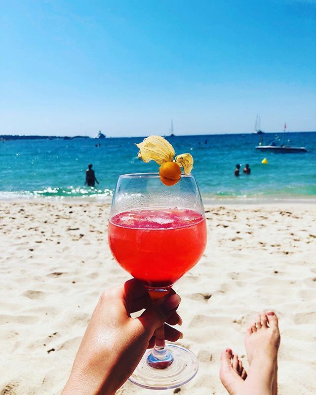 Cannes_France's tweet photo. [#ToDoListPostConfinement à #Cannes]
🍹🌴  Boire un verre cocktail sur la plage avec ses ami(e)s ! 
Identifie la personne avec qui tu trinqueras en premier 😉

📷 anna1.adamsson . clefdureve . dr.nadouche . jwmarriottcannes
#RestezChezVous https://t.co/fFSJA3MYjP