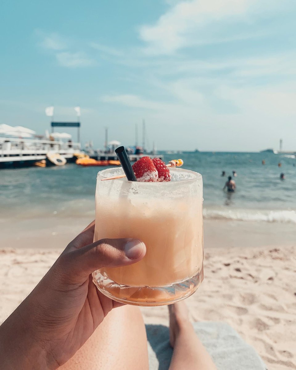Cannes_France's tweet photo. [#ToDoListPostConfinement à #Cannes]
🍹🌴  Boire un verre cocktail sur la plage avec ses ami(e)s ! 
Identifie la personne avec qui tu trinqueras en premier 😉

📷 anna1.adamsson . clefdureve . dr.nadouche . jwmarriottcannes
#RestezChezVous https://t.co/fFSJA3MYjP