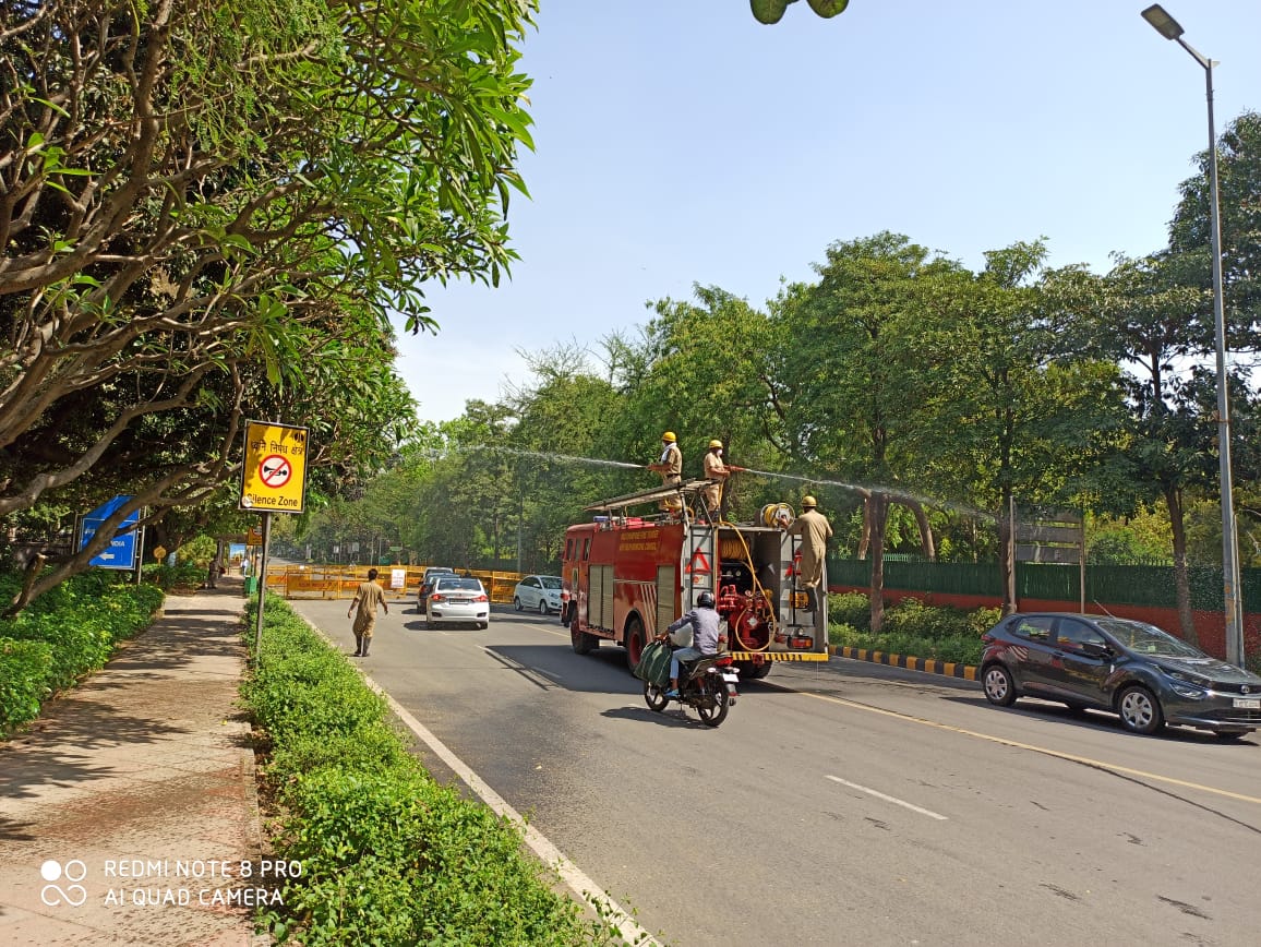 tweetndmc's tweet photo. #CoronaVirusUpdate
#NDMCFightsCoronavirus
#NDMC drive for #disinfection with #Firetankers at Park Avenue Road, today. https://t.co/ElhZf0MqL3