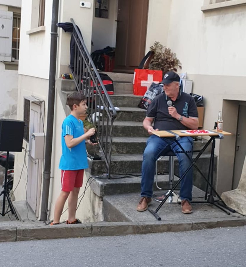 Bergi02's tweet photo. Seulement à Fribourg: des habitants de la Basse-Ville organisent un «loto-fenêtres»😎Faut-il crier «chloroquine»? https://t.co/nie37HglAn