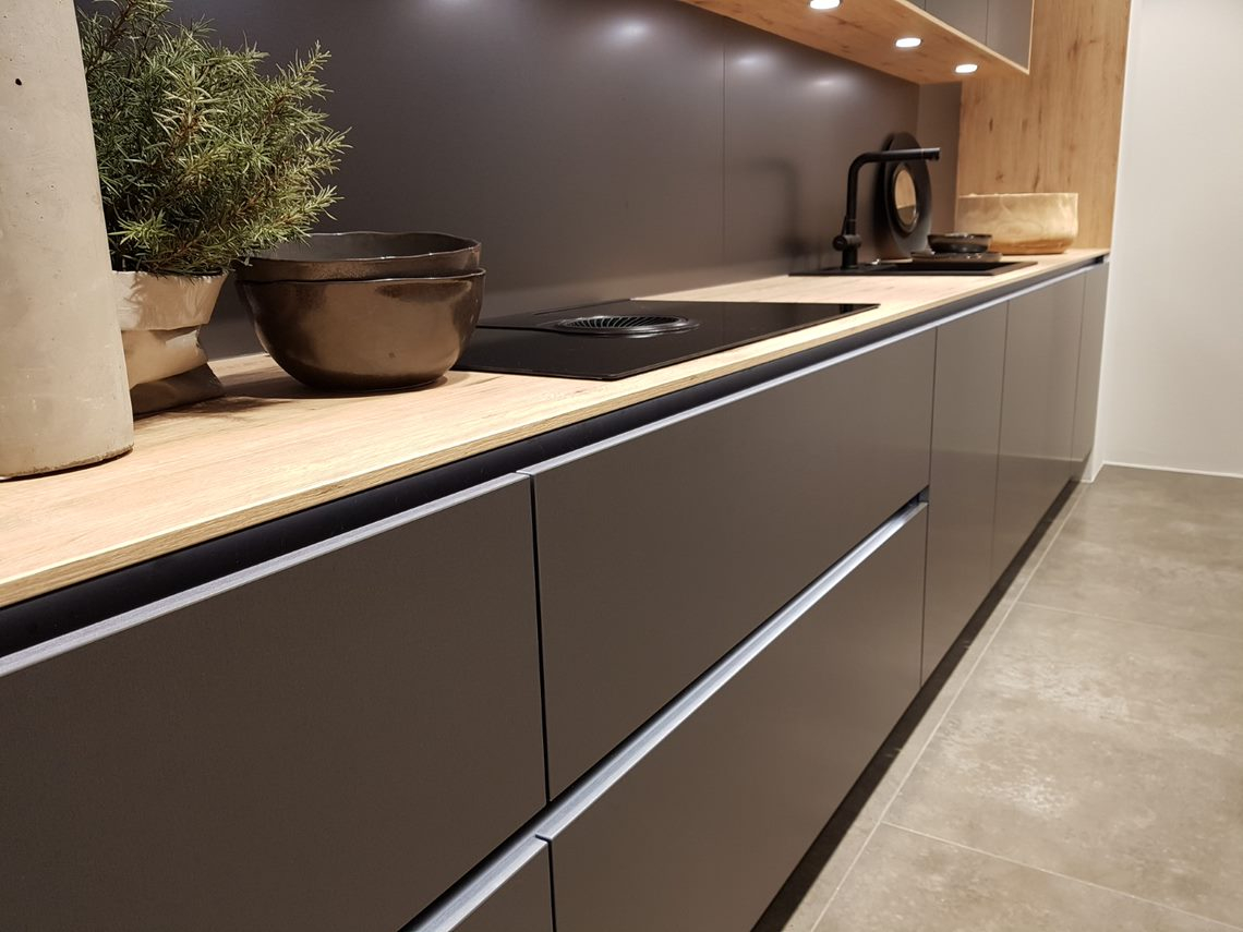 Wood and dark grey make for such a smart kitchen design!⁠ #myintoto