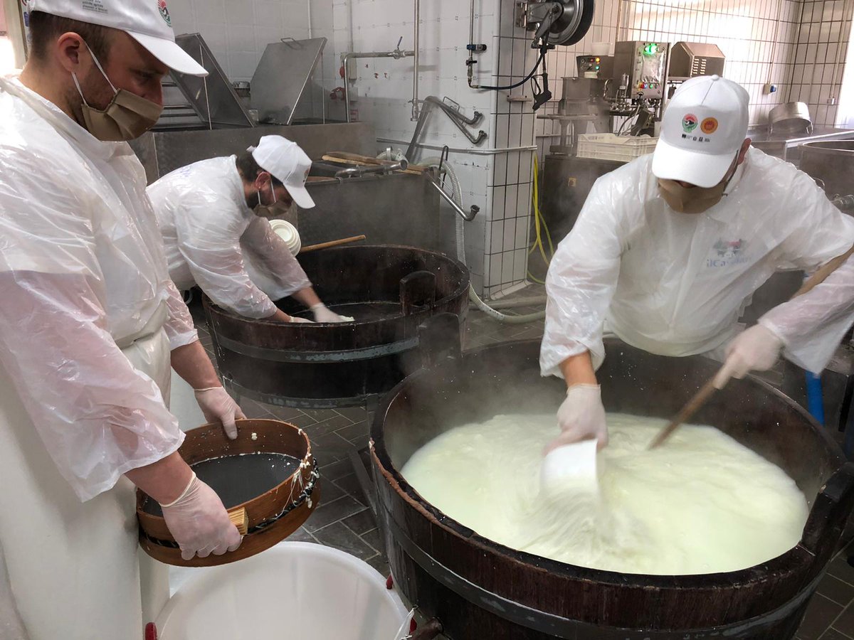 mozzarella_dop's tweet photo. La Pasqua è passata, ma la produzione della nostra #mozzarella di Bufala Campana DOP continua con la stessa attenzione di prima,rispettando le norme e garantendo tutte le misure di sicurezza: ecco come si lavora nei caseifici ai tempi del COVID-19 📷😷
Buon lavoro!
#MozzarellaDOP https://t.co/nlFVffJzUY