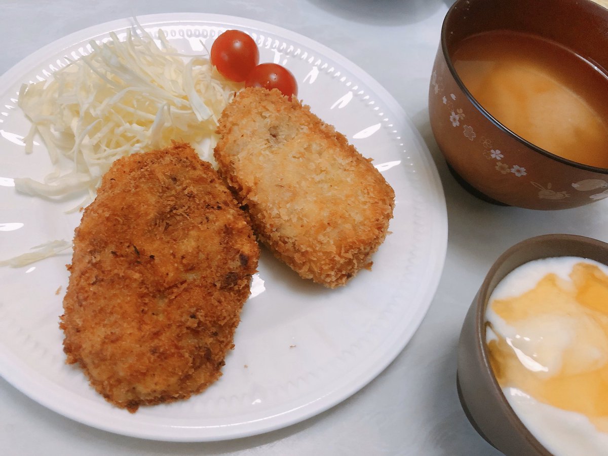 える コスとお金と料理について語る En Twitter 晩ご飯 晩ご飯は 肉じゃがコロッケ 友達が飯テロして やたらとネットで 肉じゃがコロッケを見かけ さらに今朝肉じゃがコロッケが夢に出てきたので 今日は肉じゃがコロッケにしましたぁ 晩ご飯 リメイク料理