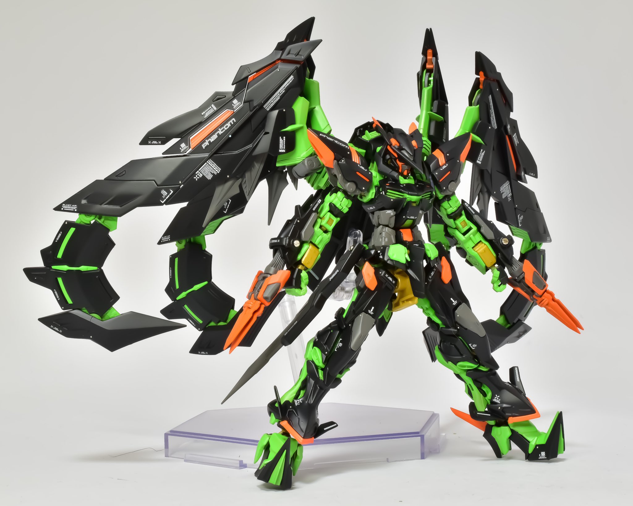 ソレイユ アストレイゴールドレスフレーム天ノ刻 Rg天をバックパック増設とシルエットをシンメトリーに変えて最近ハマってるカラーパターンで塗ってみました ガンプラちゃんと作るの初めてだったのでデカールやメタルパーツの配分がガールプラモ作る