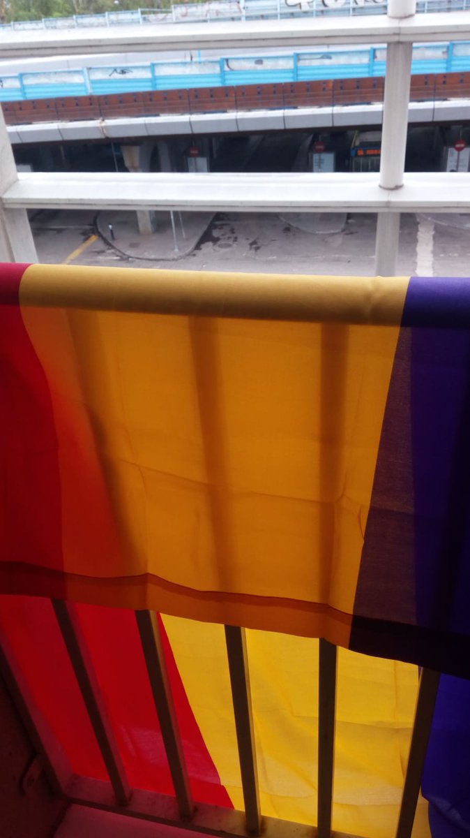 Hoy sacamos la tricolor al balcón, la reivindicación que hoy hacemos a traves de los balcones y las ventanas, mañana será en las calles, por la República que llegará.
Mándanos tus fotos.
República es democracia.
#14Abril 
#RepublicaYa 
#Republica
#DiaDeLaRepublica