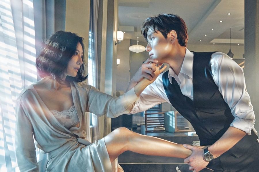  #TheWorldoftheMarried - This one's got skyrocketing ratings, so I just had to see what the hype is all about. There is a sensual bed scene and Kim Hee Ae is super hot (can't believe she is 52!). Dramas with adultery themes are nothing new though... I will watch for the acting.