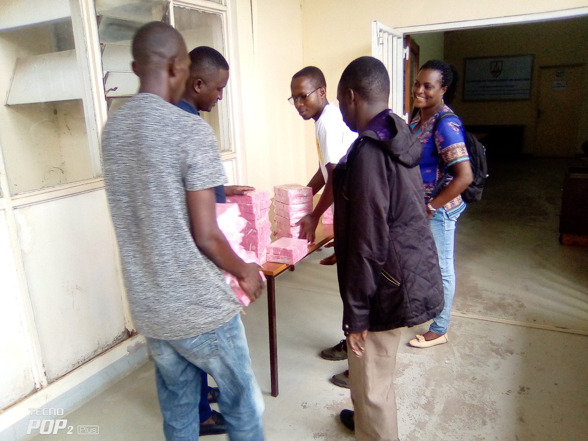 Encore une l'entreprise  @UJEADAKEZA a distribué des savons solides servant à laver les mains pour pouvoir se protéger à la transmission et la propagation du pandémie <a href="/COVID19/">Corona</a> c'était dans les enceintes de l@UB
<a href="/Yali_Burundi/">YALI RLC Alumni Chapter of Burundi</a> 
<a href="/SRamadhhani/">sintuka Ramadhhani</a>
<a href="/LeRenouveauBdi/">Le Renouveau</a> 
@RadioIsanganiro 
<a href="/iwa/">Peter</a>