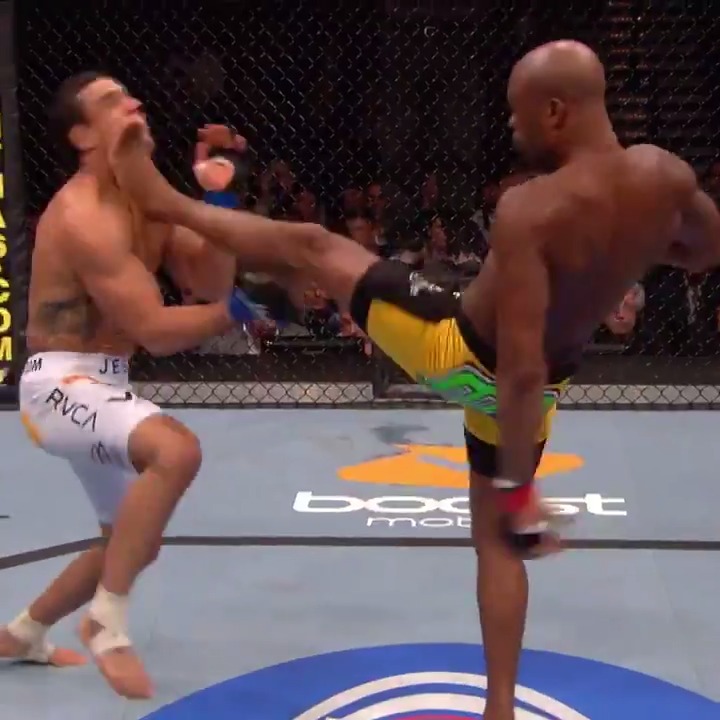 Happy Birthday to Anderson Silva!   Which has been your favourite moment from his career so far? 