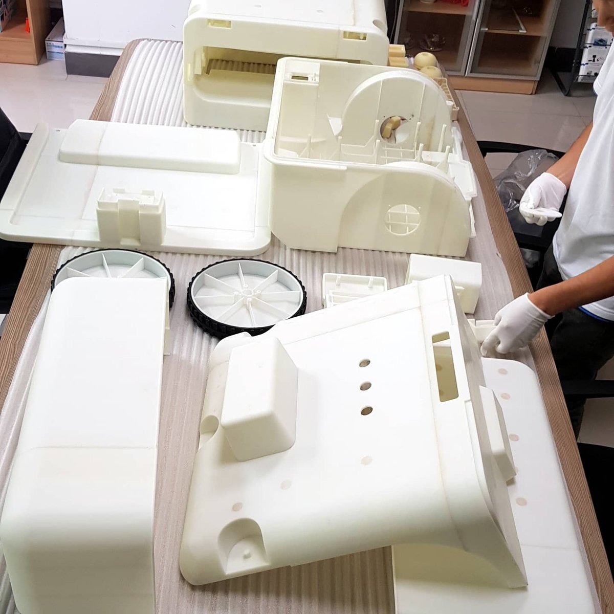 DavantechXL's tweet photo. What do you think of these large 3D printed prototypes ? Each part consists of several parts glued together. In this way full scale prototypes of entire products are built.
#prototype #rapidprototyping #3Dprinting https://t.co/GROIx1xFFB