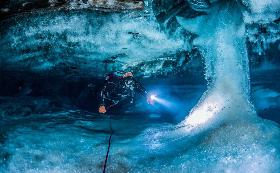 totally_iceland's tweet photo. This guy left his job and moved to a different continent to pursue #diving in world’s famous #SilfraFissure! How extreme is that ❓ ❗  

Read more here ⬇️ 
https://t.co/1ZiT7VnWau https://t.co/LwqUbvkBpe