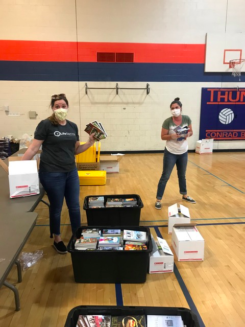 ThompsonR2J's tweet photo. Thank you to TEF and the Loveland Rotary Club for the purchase of 5K books for students who are participating in TSD's Emergency Food Distribution program.
Thank you to the volunteers &amp; staff who worked many hours preparing the deployment of the books that began this past Friday. https://t.co/LKCv4Lrwo6