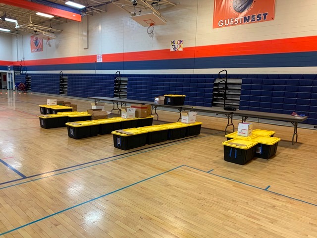 ThompsonR2J's tweet photo. Thank you to TEF and the Loveland Rotary Club for the purchase of 5K books for students who are participating in TSD's Emergency Food Distribution program.
Thank you to the volunteers &amp; staff who worked many hours preparing the deployment of the books that began this past Friday. https://t.co/LKCv4Lrwo6