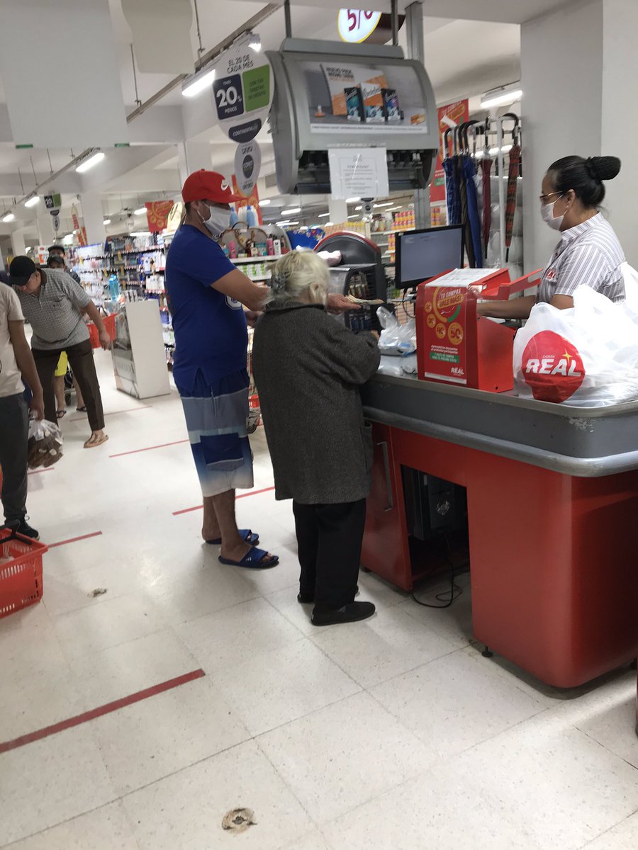 juniors_pereirx's tweet photo. Acabo de estar en un supermercado.
En donde una adulta mayor de aproximadamente 80 años de edad, según la funcionaria estaba teniendo inconveniente con su fondo de su tarjeta que el estado le provee, en donde dice la abuelita: https://t.co/TNnfsDo9YY