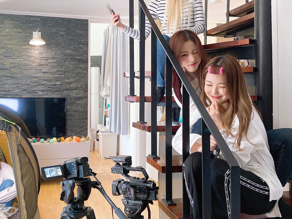 FROMIS9FRANCE's tweet photo. 「 📸 」14.04.20  ▸ TWITTER

❝ [#FROM_THIS📸] Un groupe de filles espiègles à la recherche d'une opportunité pour trouver le moment de jouer des tours aux membres les plus âgées 👀❣️ #Chaeyoung #Jiheon ❞ 

↳ @realfromis_9 https://t.co/7WoMn3t5Xs