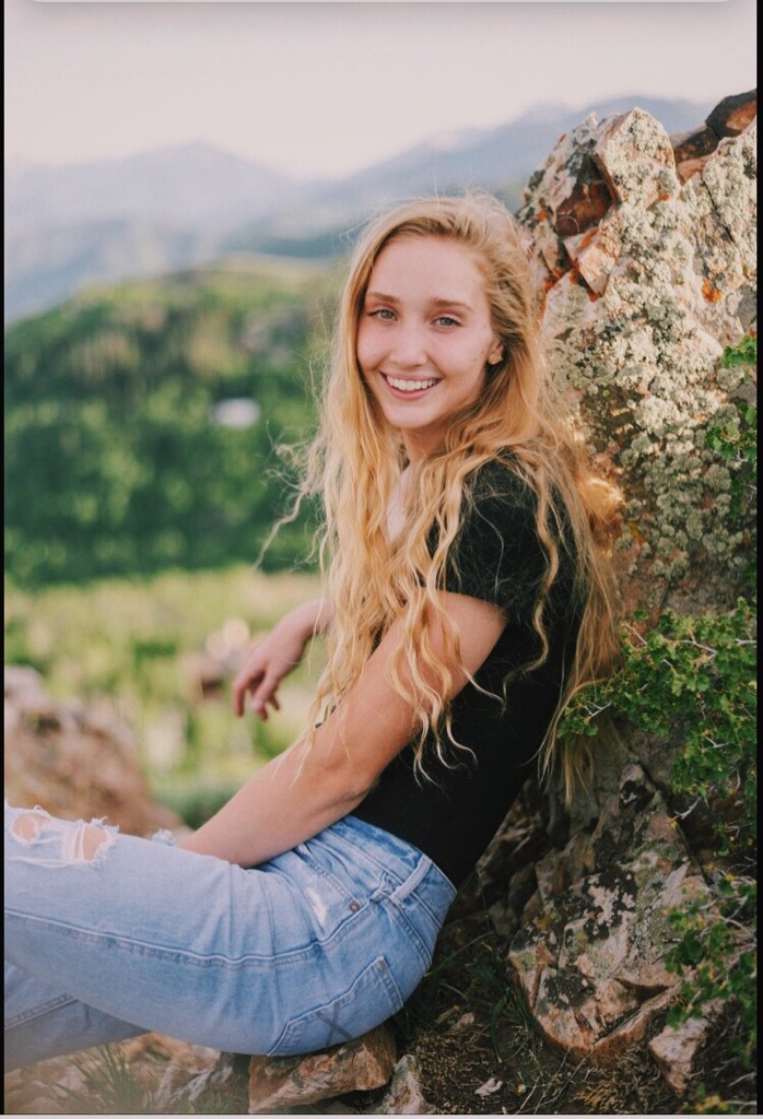 Senior spotlight 
Erica Broin
PR's
H.J. 5' 7"
T.J. 36' 3"
200 - 26.64
400 - 65.6