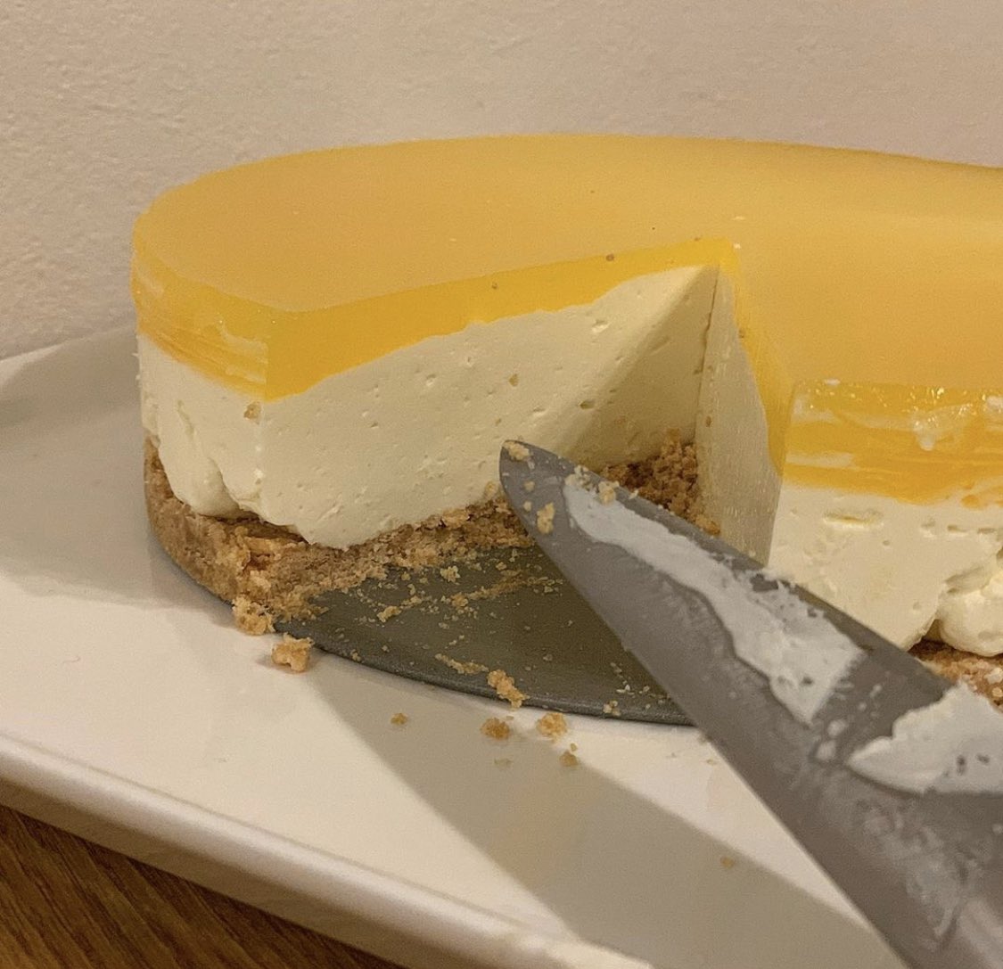 Бялуу идэх тухай гэрээ.

Иргэн Буянцэцэг миний бие маргааш 30 минут гүйх нөхцөлтэйгөөр бялуу идэх зөвшөөрлийг карантены харгалзагч Буянцэцэгээс авсныг энэхүү гэрээ нотолно.

2020.04.15