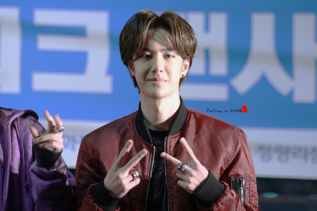 150509 Uniq Fanmeeting I don't remember Yibo wearing contacts a lot... So a thread from this day. Cr. Logos  #WangYibo  #WangYibo王一博  #王一博