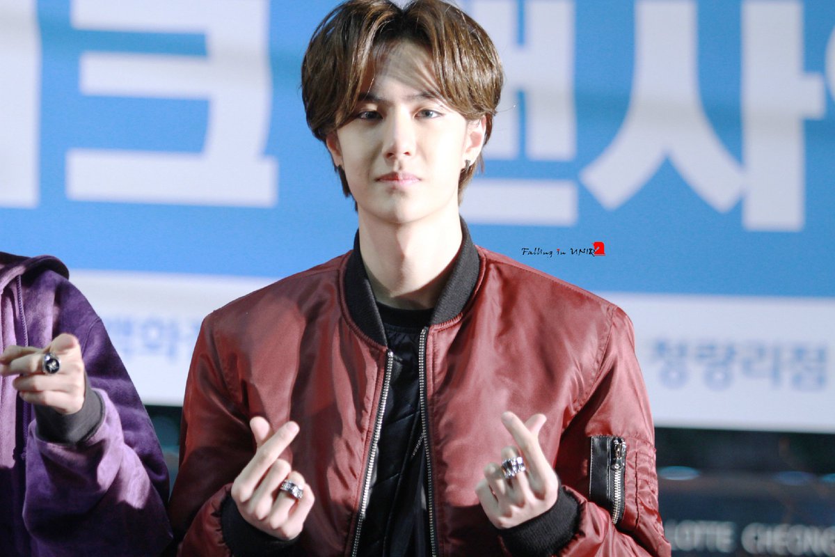 150509 Uniq Fanmeeting I don't remember Yibo wearing contacts a lot... So a thread from this day. Cr. Logos  #WangYibo  #WangYibo王一博  #王一博