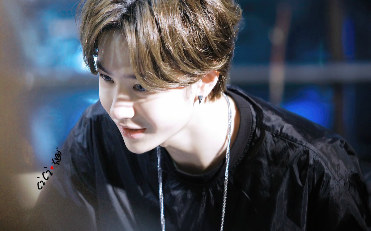 150509 Uniq Fanmeeting I don't remember Yibo wearing contacts a lot... So a thread from this day. Cr. Logos  #WangYibo  #WangYibo王一博  #王一博