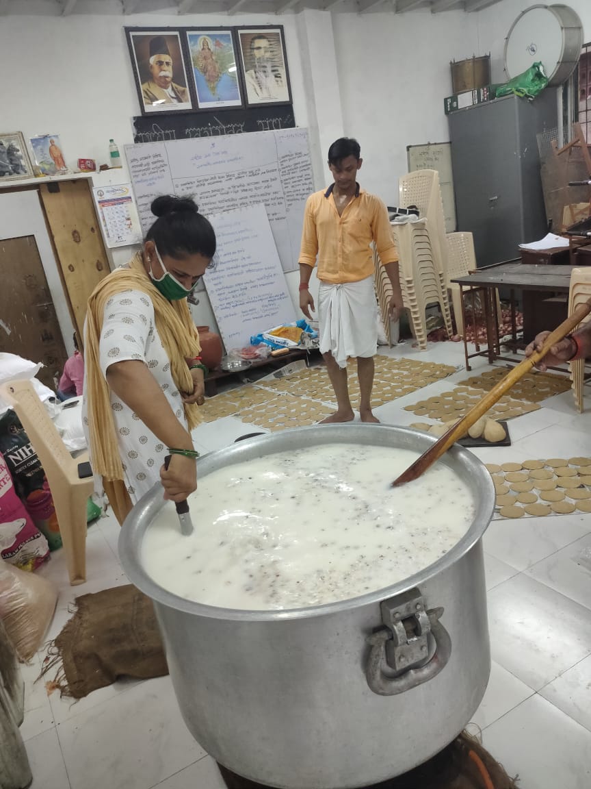 BjpSandeeptripa's tweet photo. #Ward123
#18वा दिन
प्रिय पार्कसाइट कर,
#बाबासाहेबआंबेडकर के जन्मदिन के अवसर पर भाजपा वार्ड 123 के तरफ से 400 ज़रूरतमंद लोंगो के लिए #स्वादिष्ट_पूरी_खीर बनाई गयी हमारे प्रिय बन्धुओ को आज खुशी के दिन मीठा खाने को मिले यही कामना #FeedTheNeedy @manoj_kotak
@ramkadam https://t.co/Ru5EYeBNRm