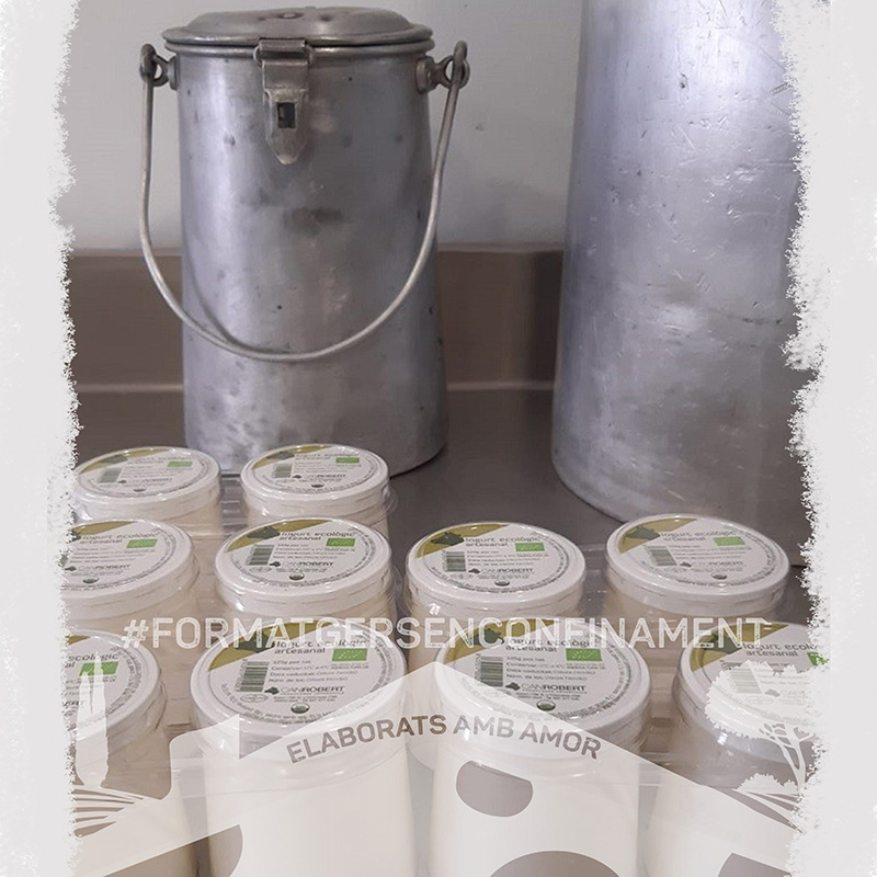la_paissa's tweet photo. @canrobert2020 us ofereix 🧀🏠

-10 iogurts naturals ecològics ml
-6 formatges tous de llet de vaca de 100 g
Can Roger és una petita granja de producció de llet ecològica de vaca que fa llet per a diferents formatgers, com en el cas de Can Robert.
#confinament #AlimentsDeProp https://t.co/Zg4ogzjgXJ