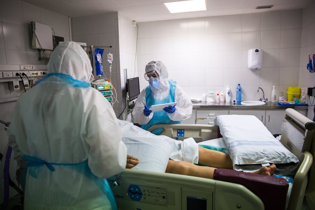 hjoan23's tweet photo. L’Ariadna i la Vanesa fan una videotrucada a la UCI de l’Hospital @hjoan23 de #Tarragona entre la Maria, ingressada per #COVID19, i els seus familiars.
(Fotos: David Oliete /HJ23) https://t.co/UBWU6I1vDC