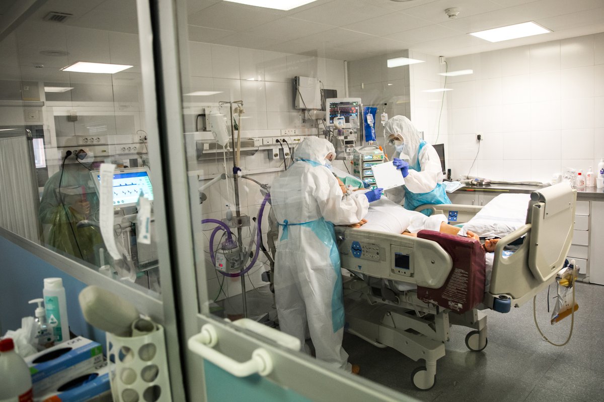 hjoan23's tweet photo. L’Ariadna i la Vanesa fan una videotrucada a la UCI de l’Hospital @hjoan23 de #Tarragona entre la Maria, ingressada per #COVID19, i els seus familiars.
(Fotos: David Oliete /HJ23) https://t.co/UBWU6I1vDC