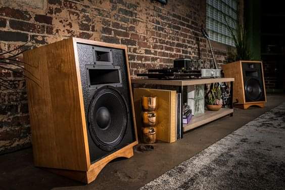 Berny2876's tweet photo. Leaving you tonight with at #Klipsch #twochannel #audioroom #audiophiles. Enjoy & #stayhomesafe. https://t.co/VzSyaanQlA