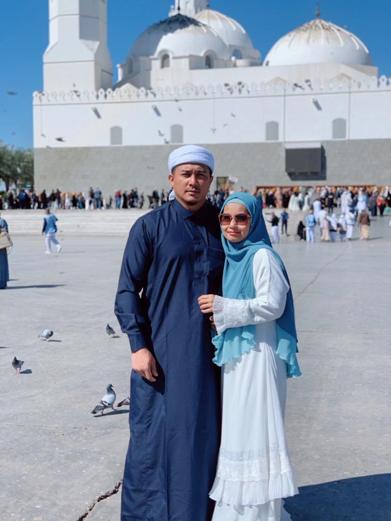 Thank you ALLAH for giving a roof over our heads. Food on the table. Kesihatan yg Baik. Dapat lihat anak anak Dan Isteri senyum. And a loving wife who would do anything for her Happy Birthday Dar. You are my nikmat from ALLAH AZZA WAJALLA. I pray that ALLAH will be happy with us. https://t.co/gM9MVOQpIa