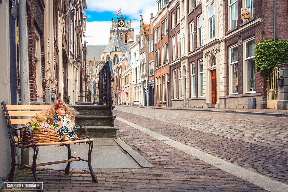 CamPuur's tweet photo. Blijft een raar beeld. Die lege straten nu. Dit is vanmiddag in #Dordrecht bij de Grote kerksebuurt. 
Gelukkig houden de poppen en de beren de wacht :) #campuur #fotograaf https://t.co/yq293eTG2h