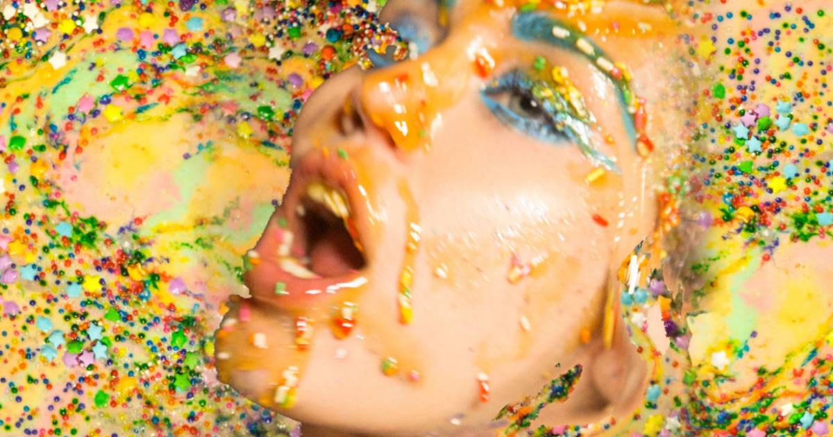 DEAD PETZ MARKS A BREAK INTO MILEY AND RCA RELATIONSHIPIn 2015 Miley worked on a album called "MC & Her Dead Petz". Because of a more studied and alternative sound, RCA didn& #39;t approve the release under its label and miley had to release it by herself for free on SoundCloud.