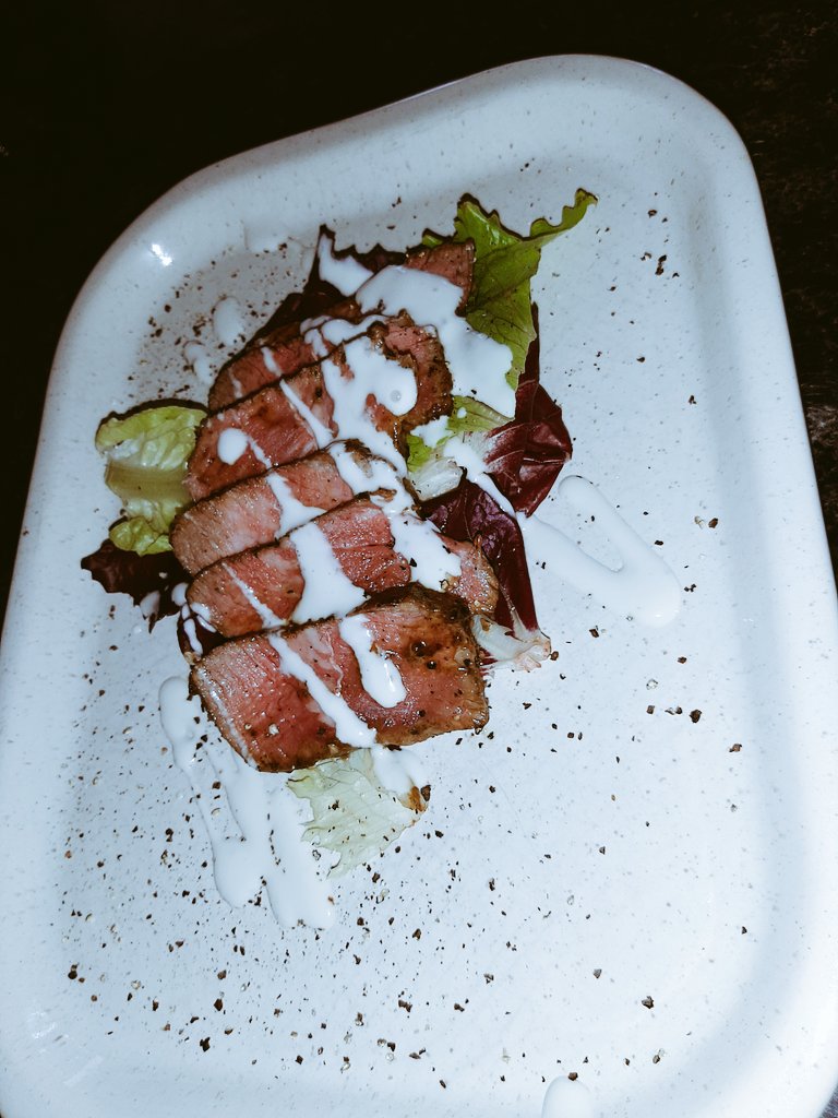 SashaBierman's tweet photo. @HartenbergWine #EscapeWithHartenberg #LifeWithHartenberg #TasteHartenberg 
@HartenbergWine
This is my caesar steak salad.
I'm pairing it with DOORKEEPER SHIRAZSHIRAZ 2017

Dark red/black in colour. Perfumed notes of black cherry&amp;pepper on the nose,with a hint of violets. https://t.co/qtydawh7Uz