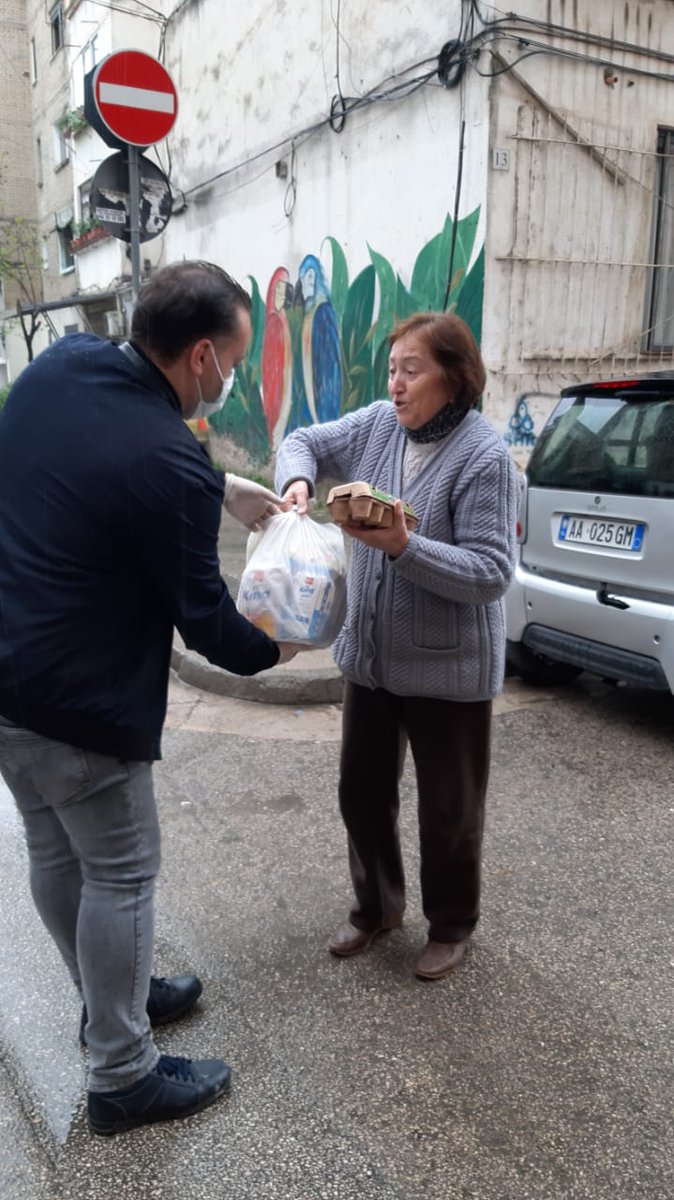 fressh5's tweet photo. Në Njësinë 5 vazhdoji ndarja e ndihmës ushqimore për familjet në nevojë. https://t.co/jyNQyHmGzq
