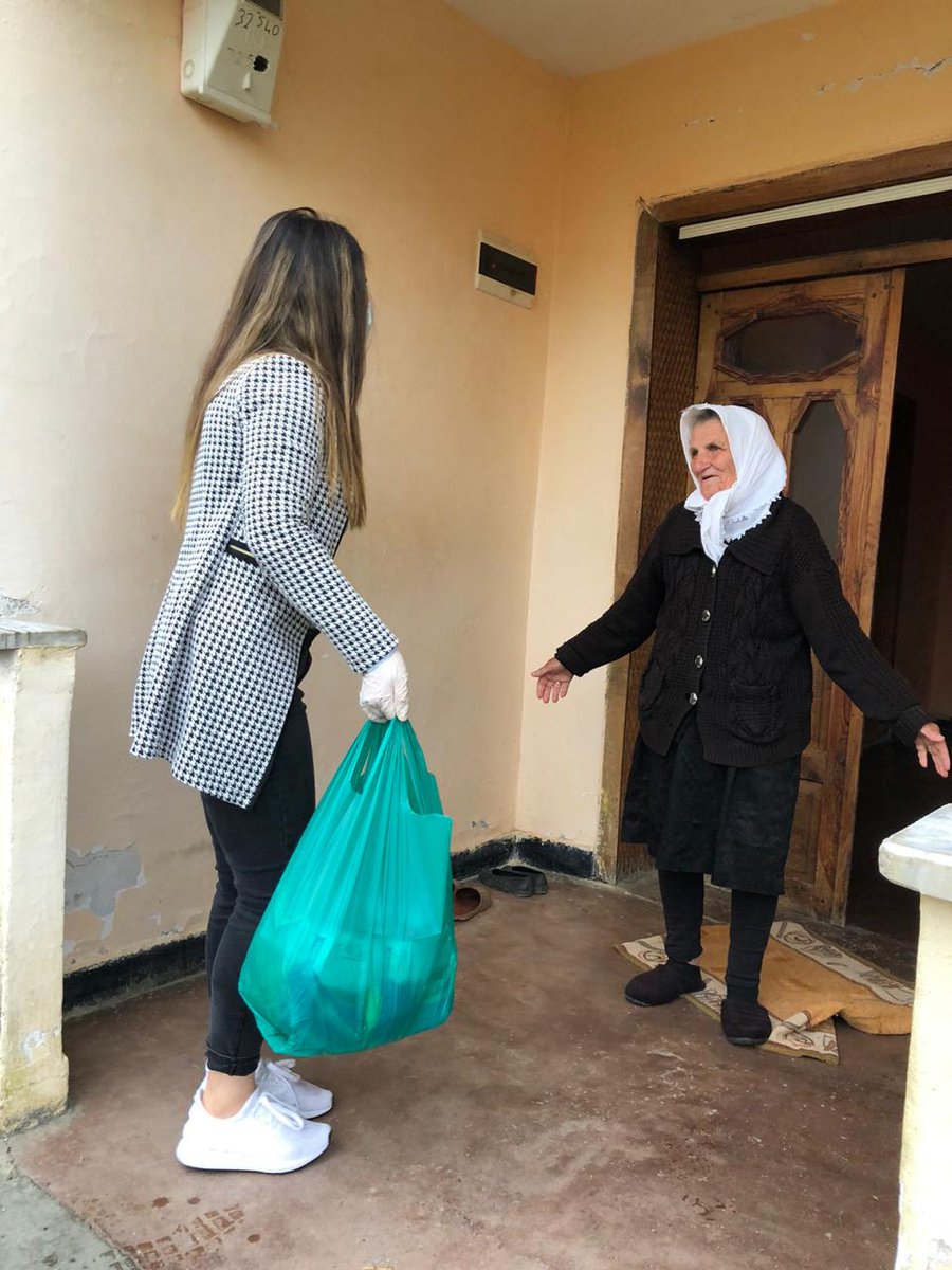 fressh5's tweet photo. Në Njësinë 5 vazhdoji ndarja e ndihmës ushqimore për familjet në nevojë. https://t.co/jyNQyHmGzq