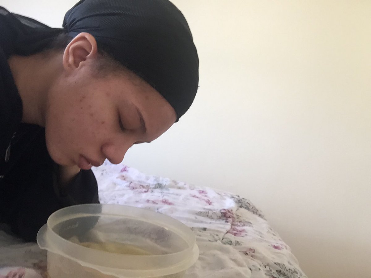 IvyCorreia98's tweet photo. Another one of my moms ideas. Steaming my face with hot water, lemon and eucalyptus #livetweeting #LifeInALockdown #COVID19 #liusms https://t.co/rY8dX2PxZu